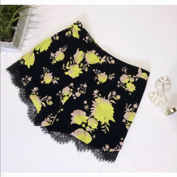 Topshop high waisted floral black lace pants-short - Picture 3 of 6
